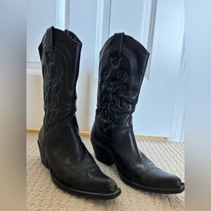 Women’s Cowboy boots. Size: 7.5. Color: black